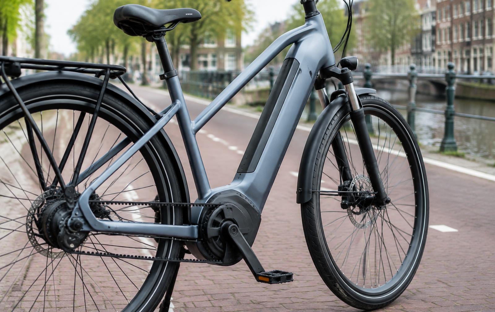 Moderne elektrische fiets met middenmotor en accu op een fietspad
